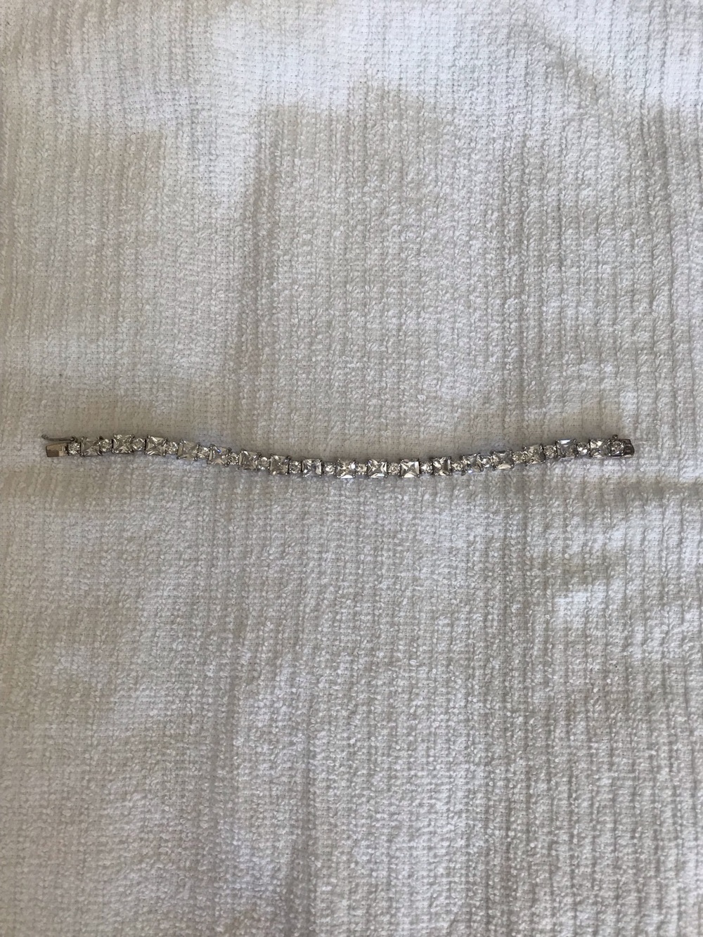 Beautiful sparkling Crystal Tennis Bracelet - Silver